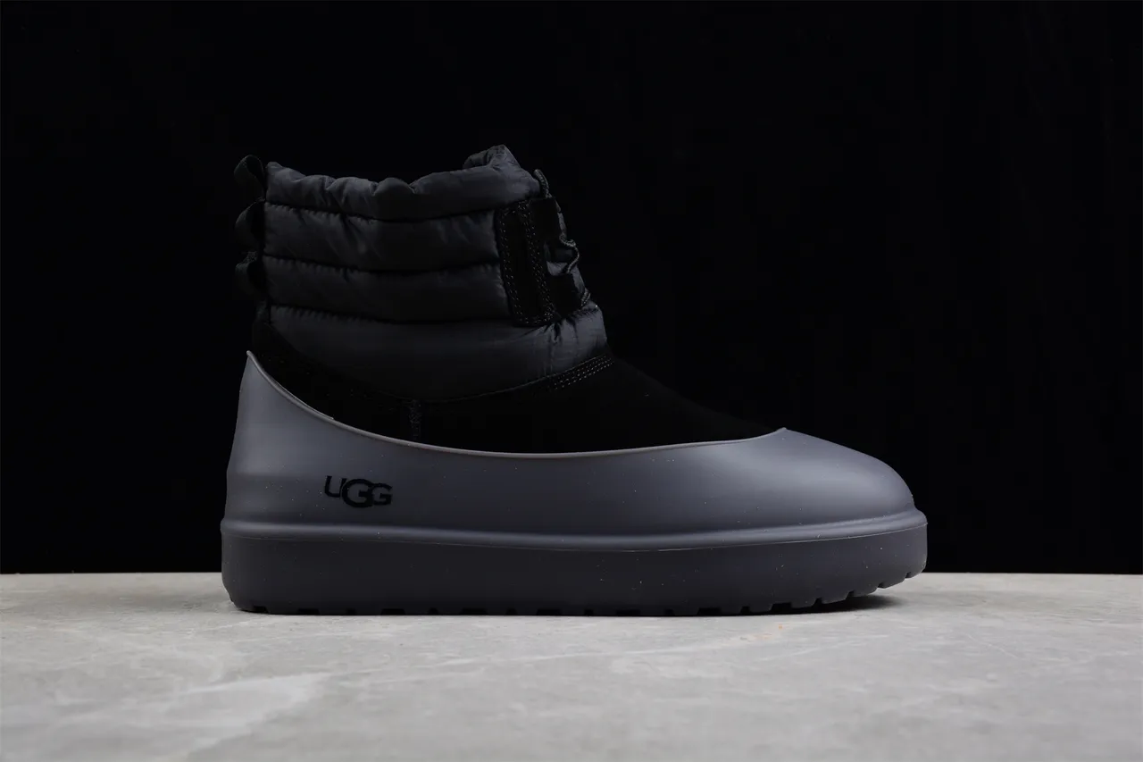 UGG Bottes de neige noir gris avec col rembourré matelassé et embout en caoutchouc 13