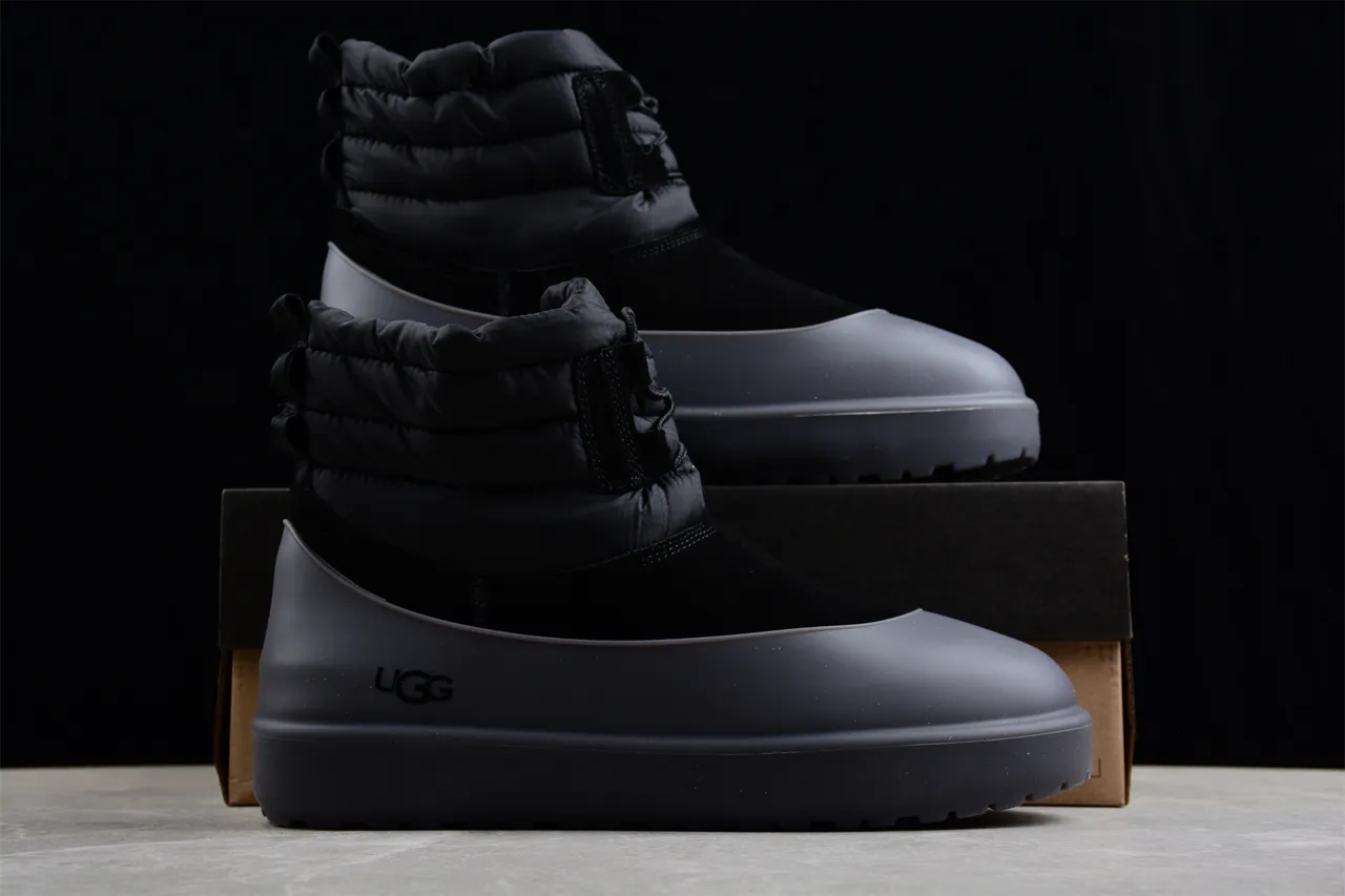 UGG Bottes de neige noir gris avec col rembourré matelassé et embout en caoutchouc 14