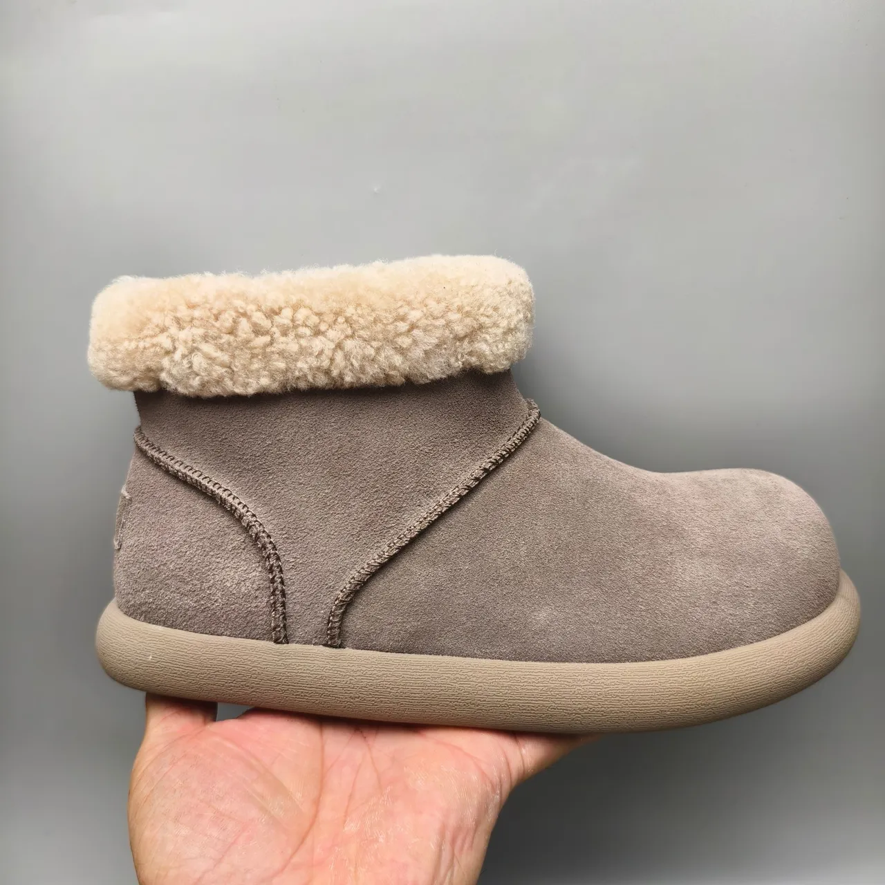 UGG Bota de tornozelo Classic Mini Taupe camurça forro de pele de carneiro 2