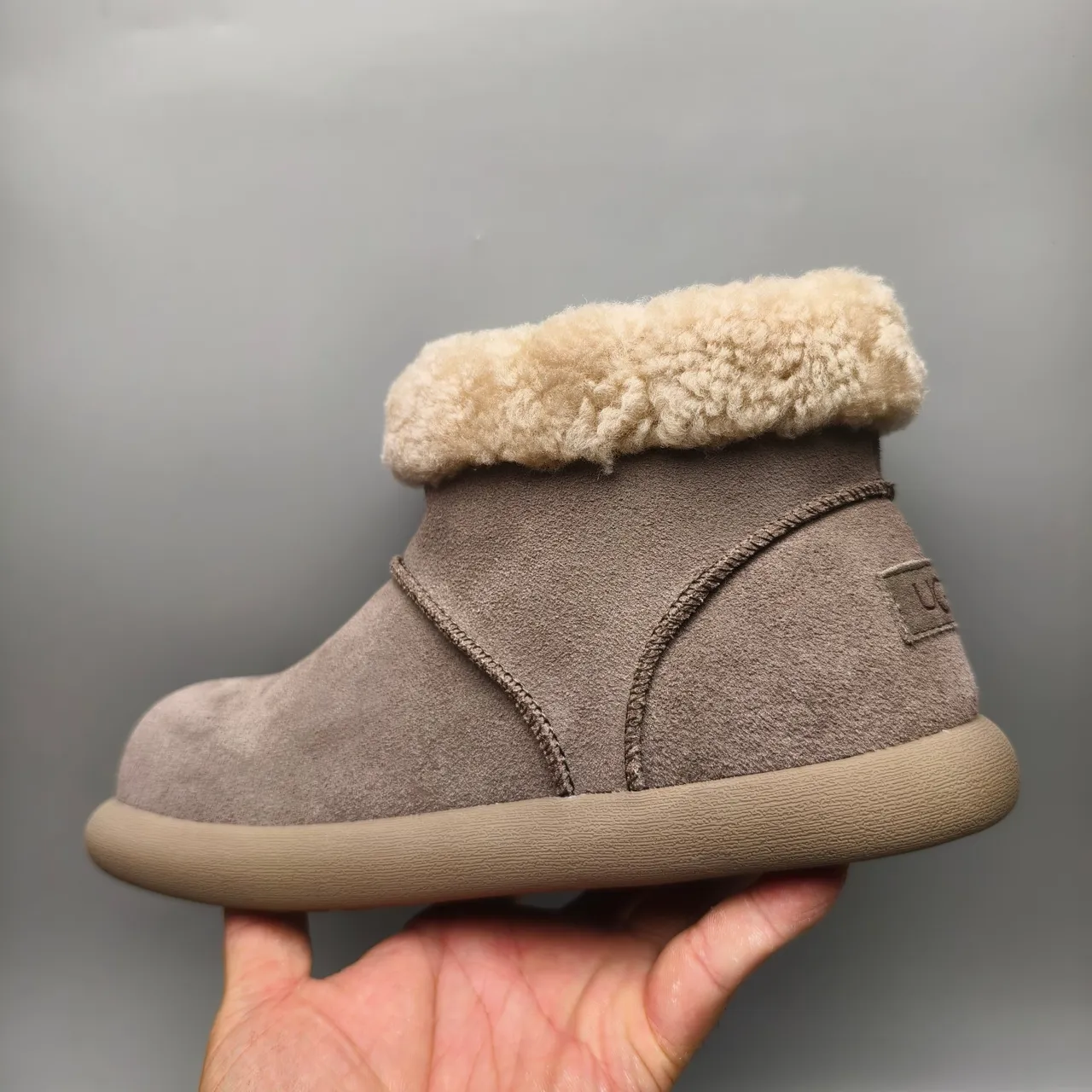 UGG Bota de tornozelo Classic Mini Taupe camurça forro de pele de carneiro 4