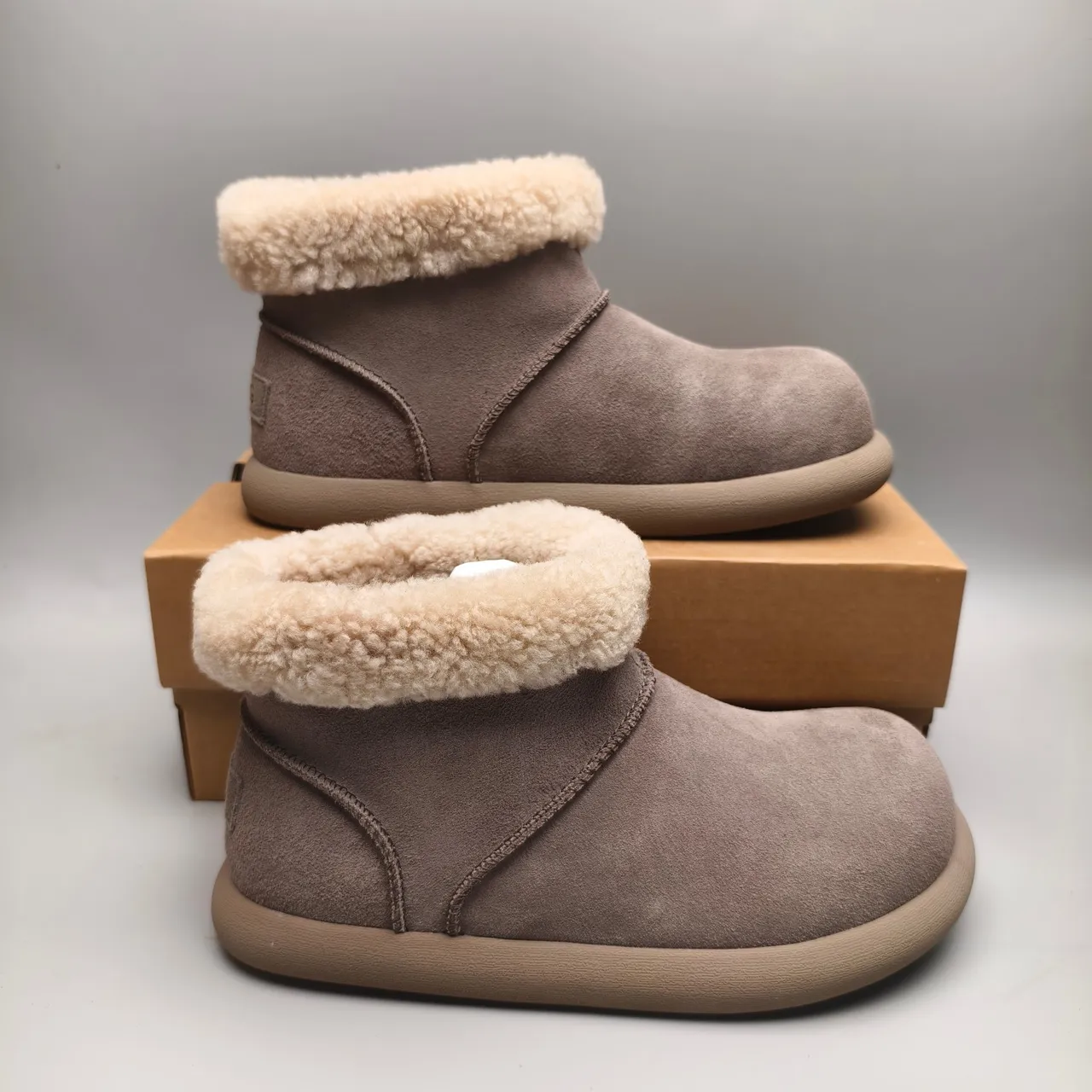 UGG Bota de tornozelo Classic Mini Taupe camurça forro de pele de carneiro 5