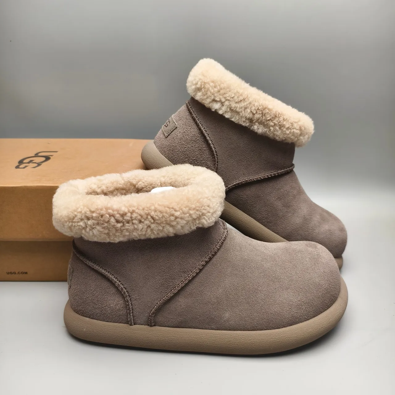 UGG Bota de tornozelo Classic Mini Taupe camurça forro de pele de carneiro 6