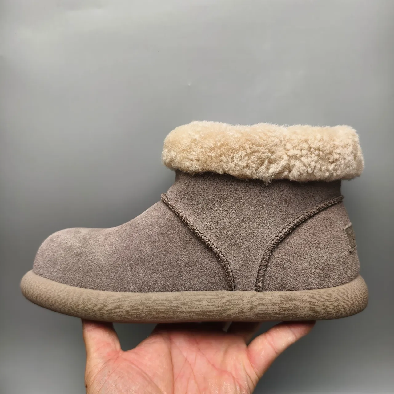 UGG Bota de tornozelo Classic Mini Taupe camurça forro de pele de carneiro 7