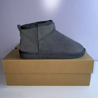 UGG Botas de nieve de ante gris y negro con cuello forrado de cordero