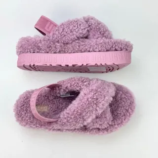 Chaussons UGG roses à empeigne en shearling peluche et design à brides croisées