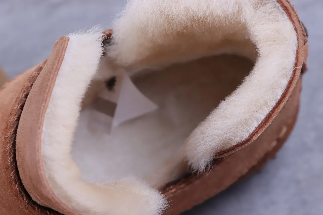 UGG Tasman 棕色麂皮羊毛里踝靴 2