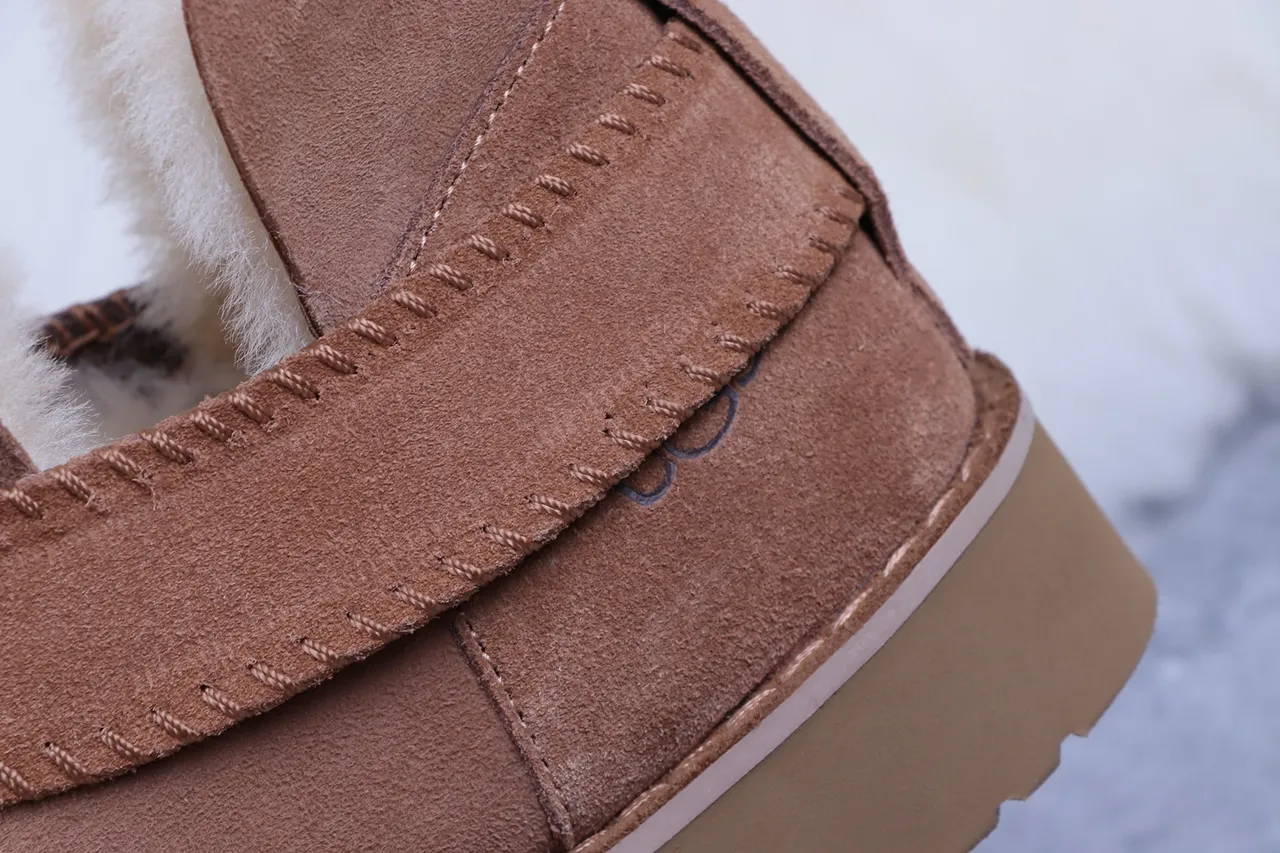UGG Tasman 棕色麂皮羊毛里踝靴 3