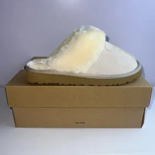 UGG Tasman Zapato de casa color Off-White forrado con piel de cordero