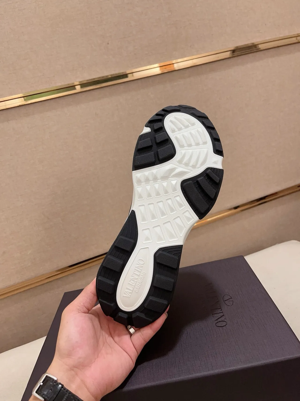 Valentino Noir Blanc Semelle Épaisse VLTN Logo Overlay Sneakers Lifestyle 2