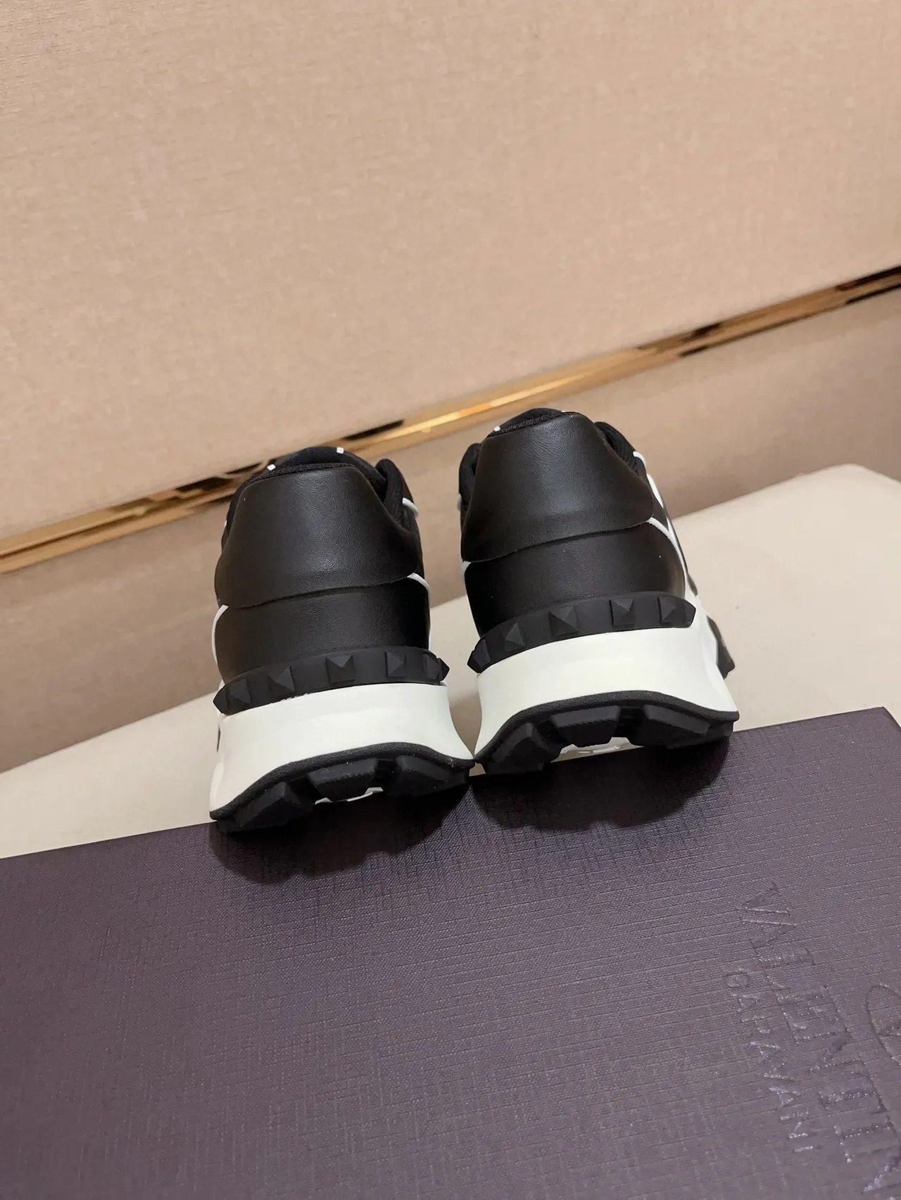 Valentino Noir Blanc Semelle Épaisse VLTN Logo Overlay Sneakers Lifestyle 3