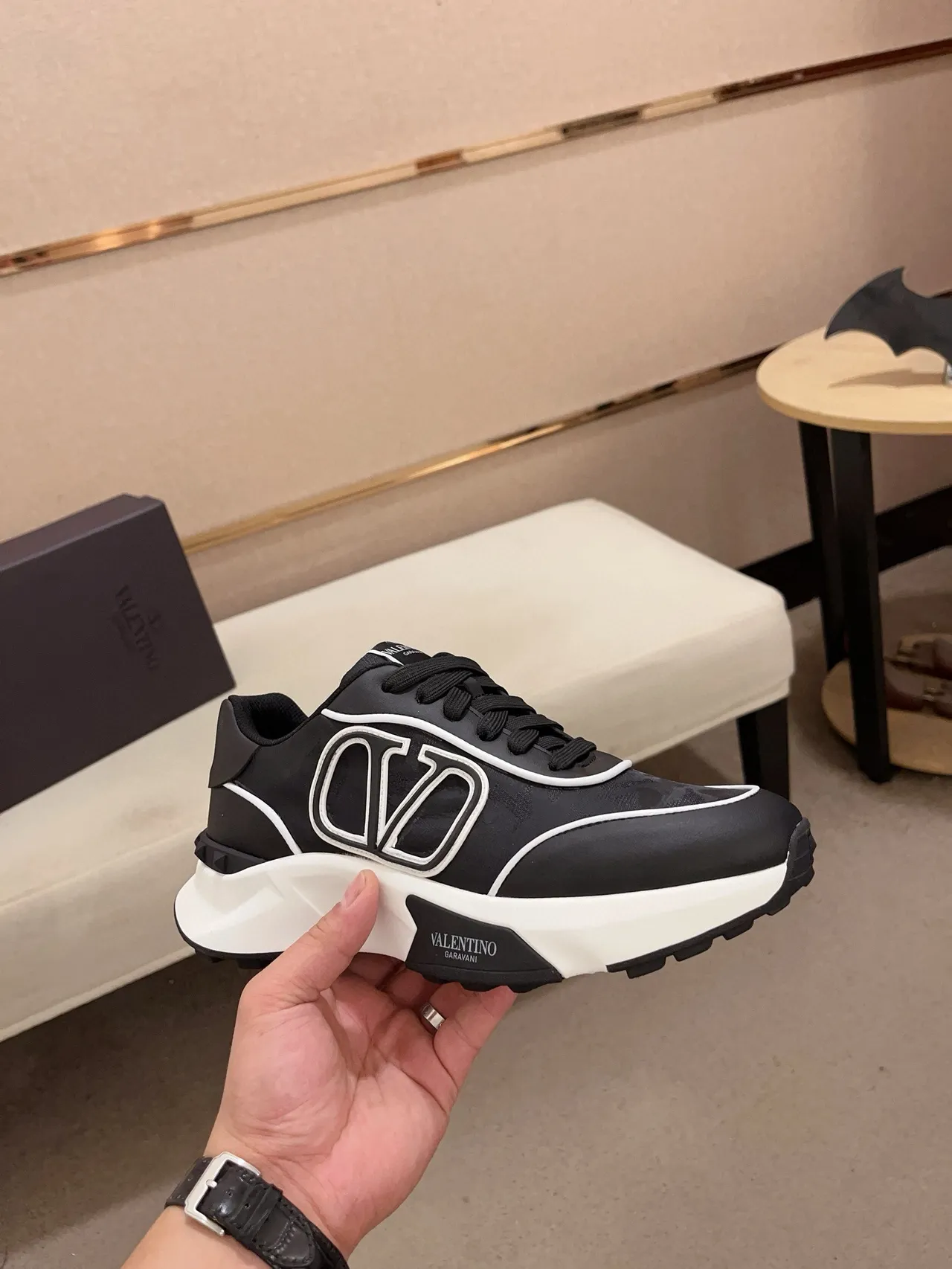 Valentino Noir Blanc Semelle Épaisse VLTN Logo Overlay Sneakers Lifestyle 4