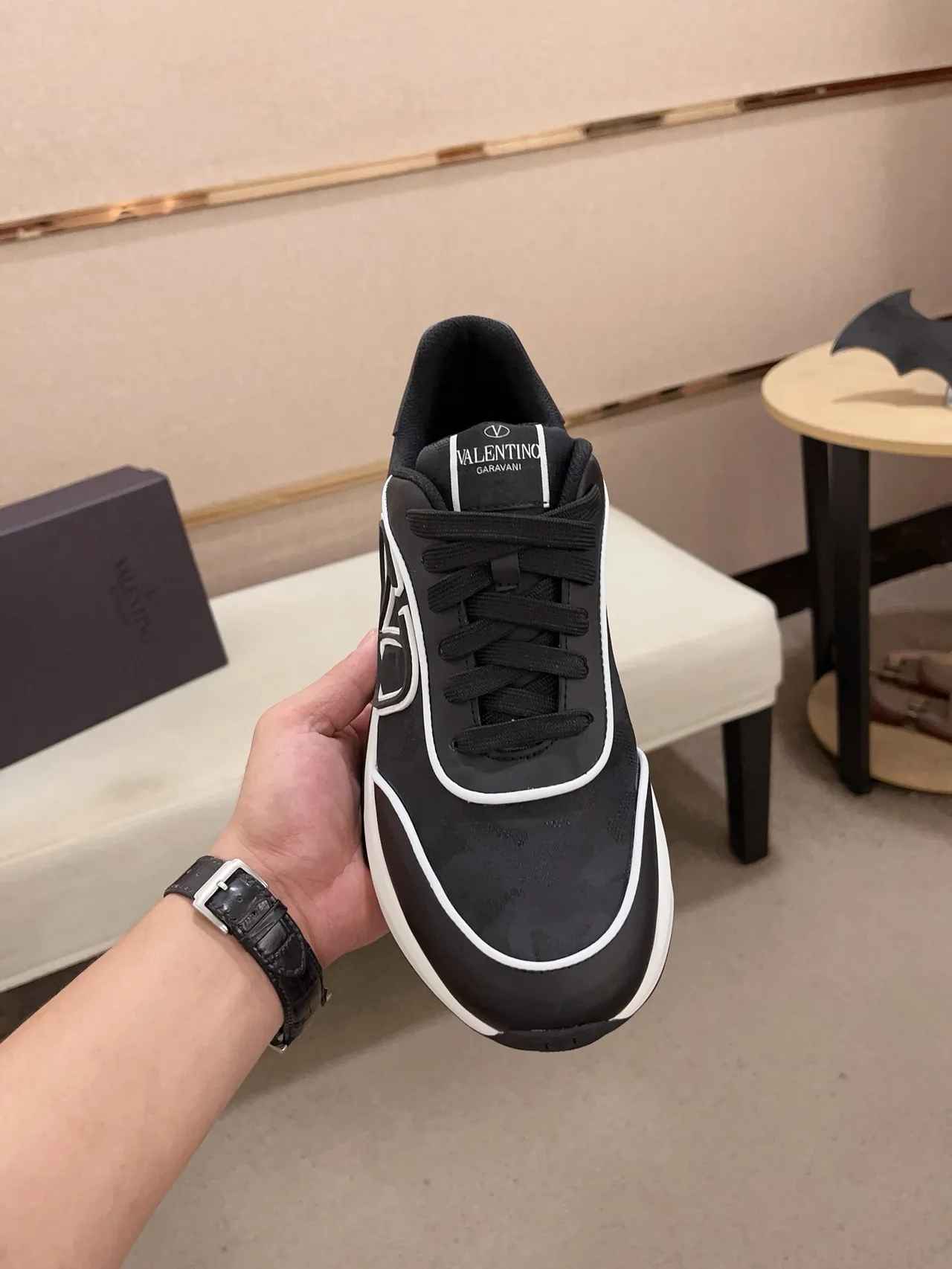Valentino Noir Blanc Semelle Épaisse VLTN Logo Overlay Sneakers Lifestyle 5