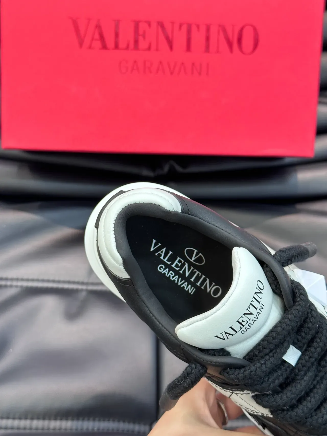 Valentino Tênis Preto Branco Sola Geométrica Placa de Cristal Facetada Chunky 2