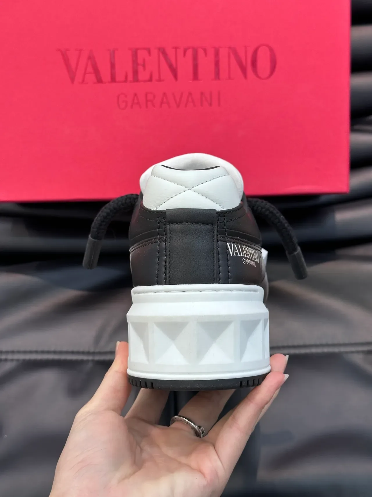 Valentino Tênis Preto Branco Sola Geométrica Placa de Cristal Facetada Chunky 3