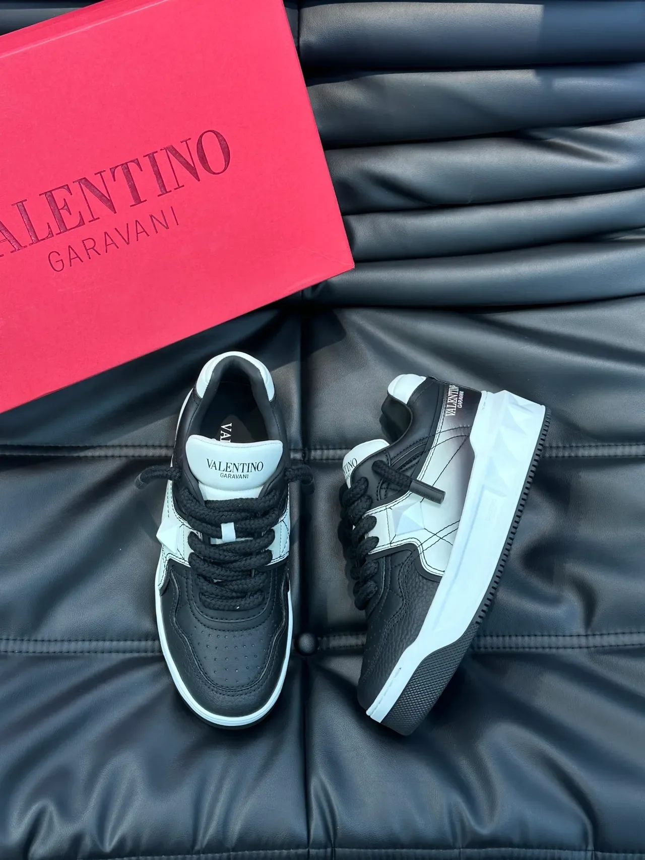 Valentino Tênis Preto Branco Sola Geométrica Placa de Cristal Facetada Chunky 4