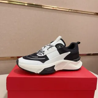Valentino কালো সাদা খোদাই করা সোল মিশ্রিত প্যানেলিং চাঙ্কি স্নিকার