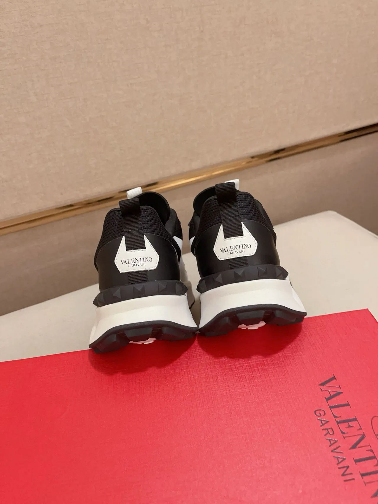 Valentino Chaussures noires et blanches avec semelle sculptée, mélange de panneaux, sneakers à semelle épaisse 3