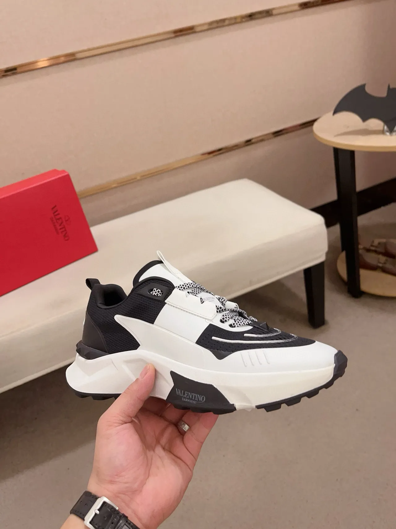 Valentino Chaussures noires et blanches avec semelle sculptée, mélange de panneaux, sneakers à semelle épaisse 4