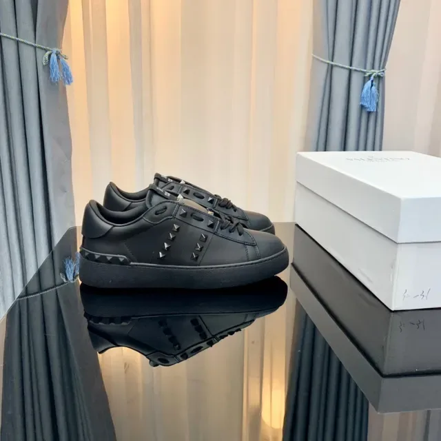Valentino Rockstud Black Leather Pyramid Stud Lifestyle Sneakers 8