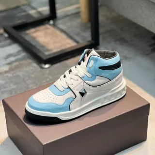 Valentino Rockstud Zapatillas lifestyle de cuero con paneles azules blancos de media caña