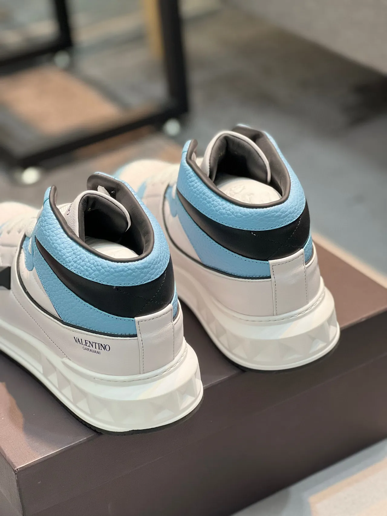 Valentino Rockstud أحذية رياضية عالية الارتفاع بلون أزرق أبيض من الجلد مع لوحات أسلوب حياة 2