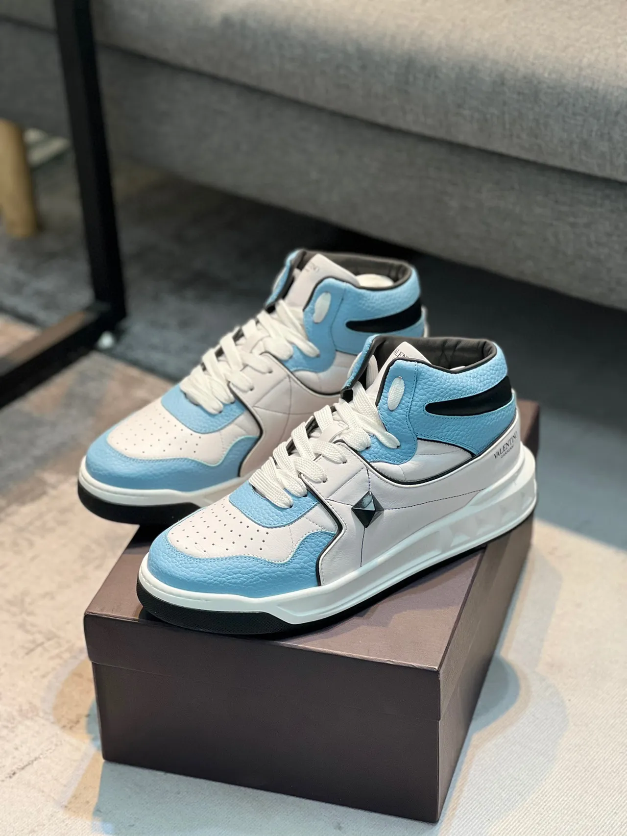 Valentino Rockstud أحذية رياضية عالية الارتفاع بلون أزرق أبيض من الجلد مع لوحات أسلوب حياة 7