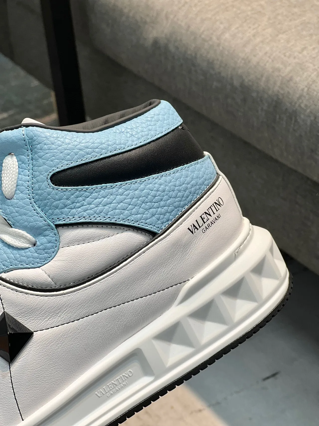 Valentino Rockstud أحذية رياضية عالية الارتفاع بلون أزرق أبيض من الجلد مع لوحات أسلوب حياة 8