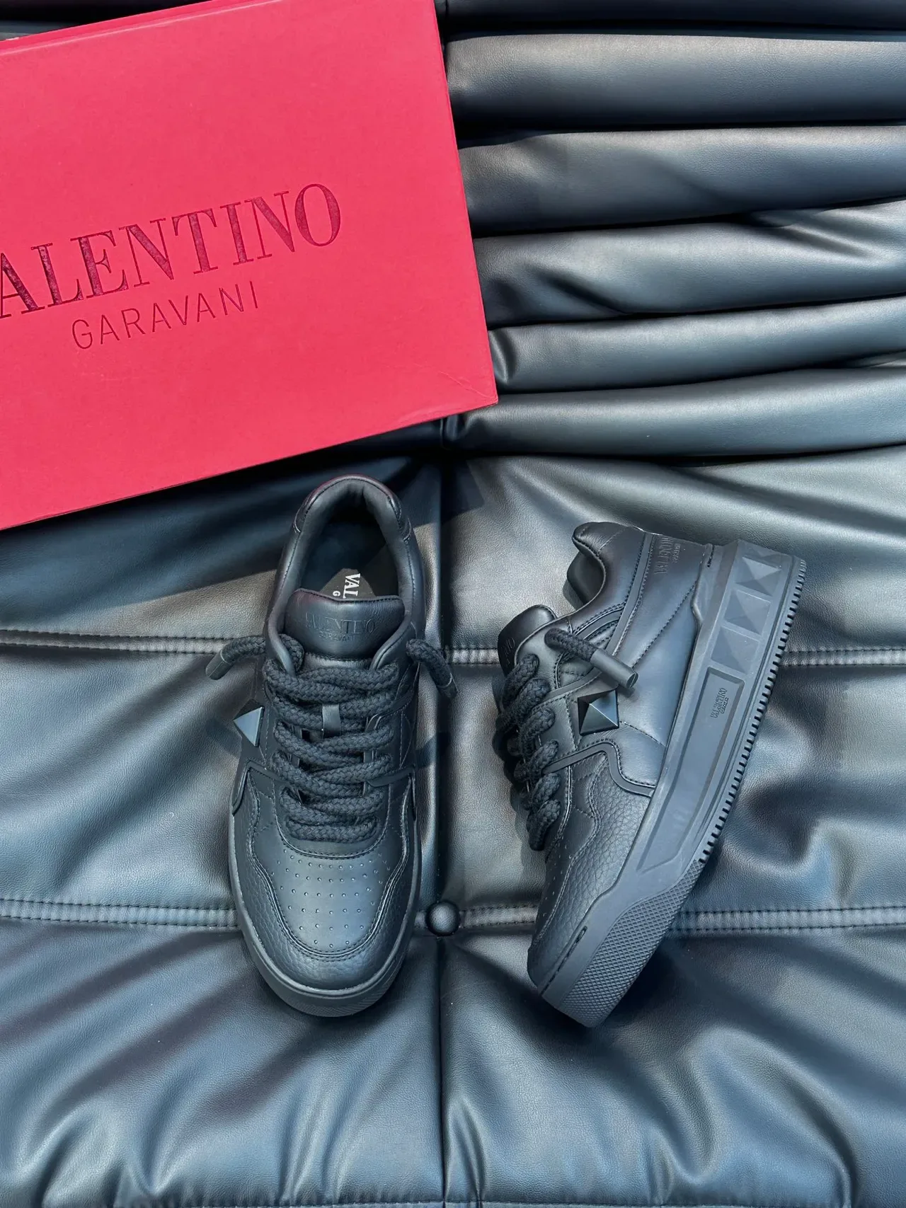 Valentino Rockstud Monochrome Noir Lifestyle Sneakers 4