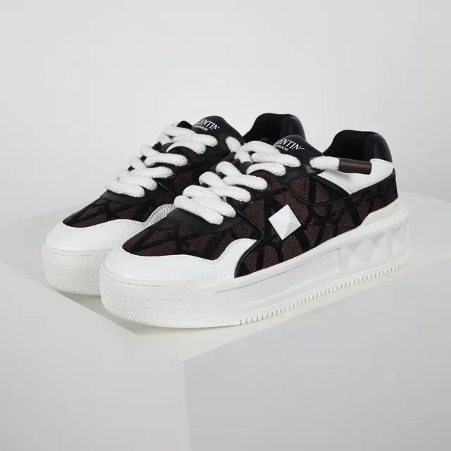 Valentino Rockstud Monogram Marrom Preto Branco sneakers lifestyle 2