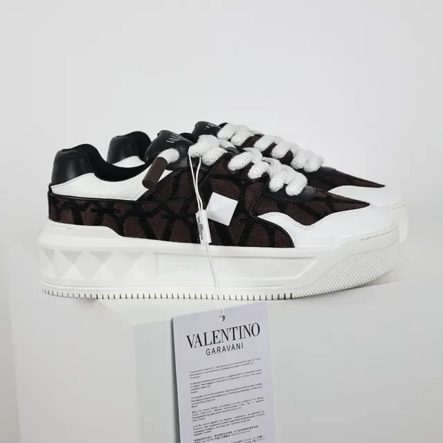 Valentino Rockstud Monogram Marrom Preto Branco sneakers lifestyle 3