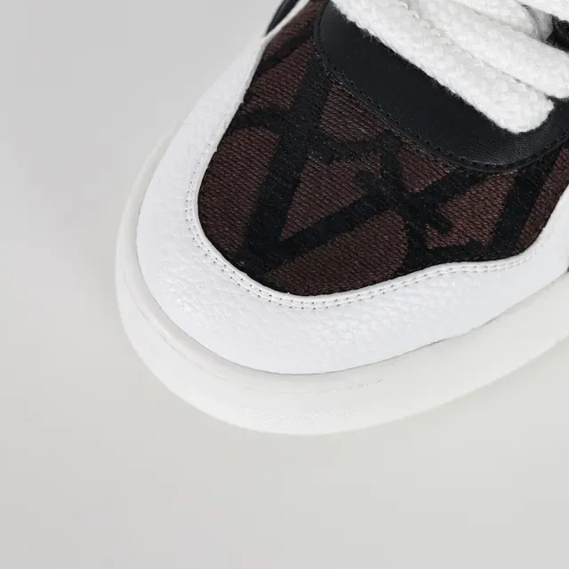 Valentino Rockstud Monogram Marrom Preto Branco sneakers lifestyle 5
