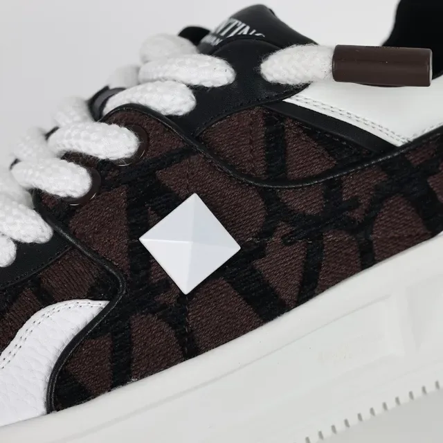 Valentino Rockstud Monogram Marrom Preto Branco sneakers lifestyle 6