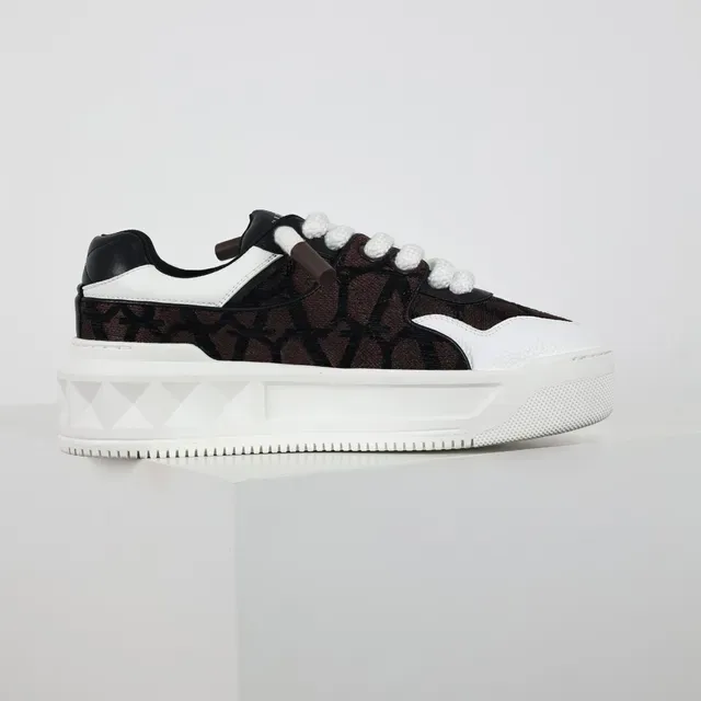 Valentino Rockstud Monogram Marrom Preto Branco sneakers lifestyle 7