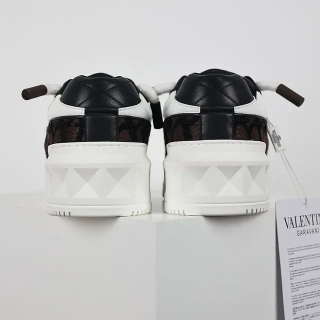 Valentino Rockstud Monogram Marrom Preto Branco sneakers lifestyle 8