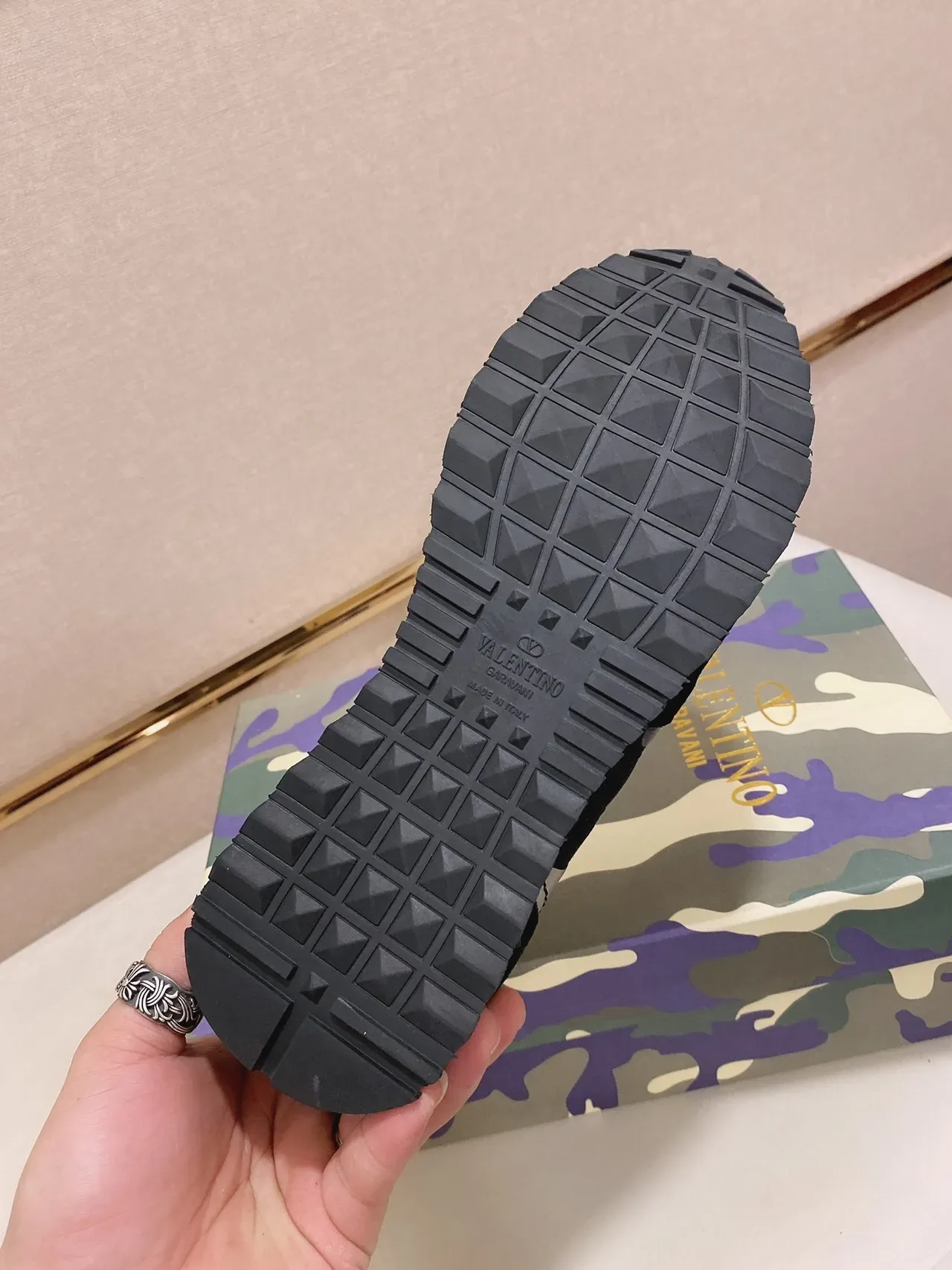 Valentino Rockstud Runner Tênis com Painéis Camo e Salto com Tachas Lifestyle 2