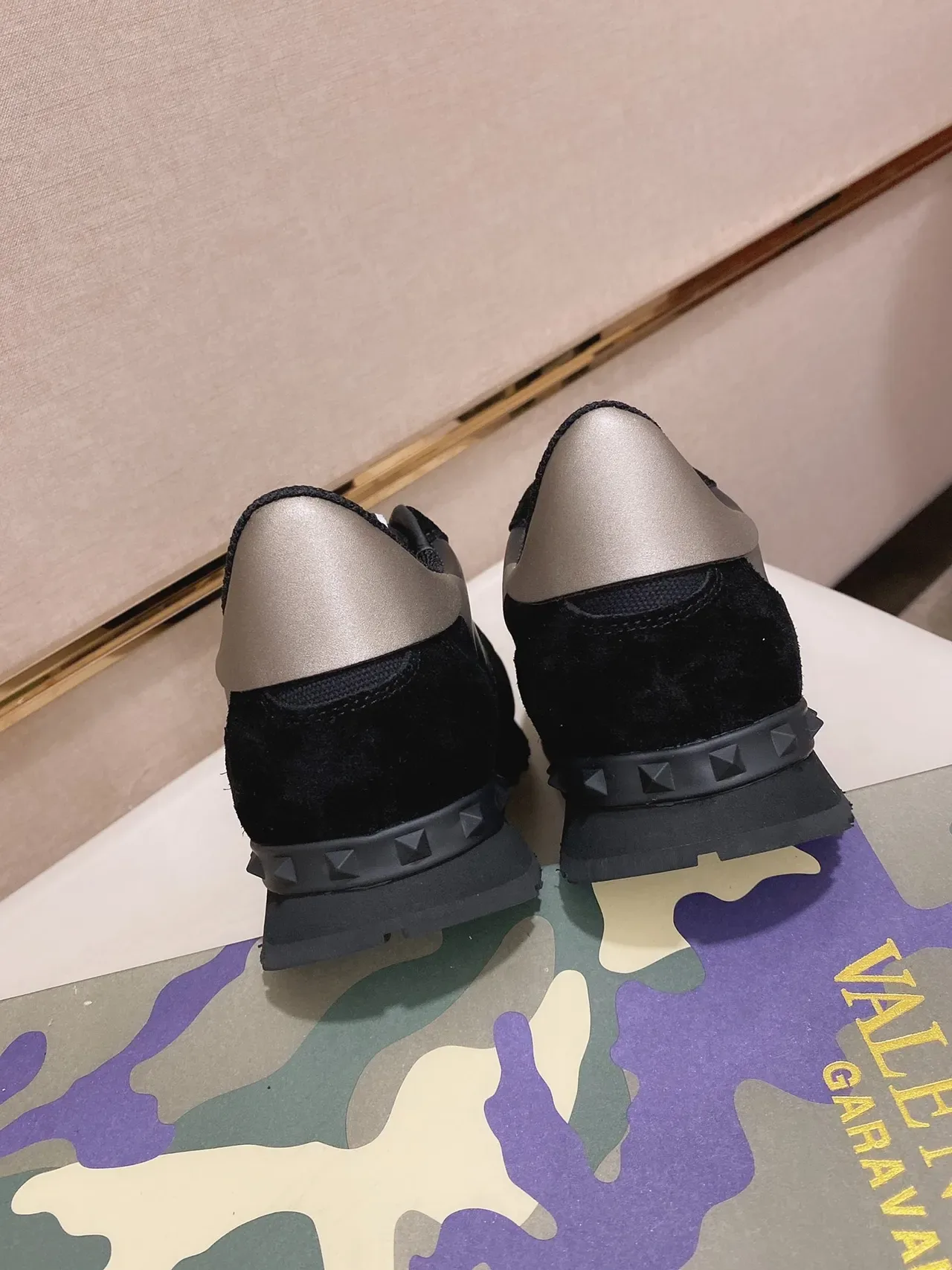 Valentino Rockstud Runner Tênis com Painéis Camo e Salto com Tachas Lifestyle 3