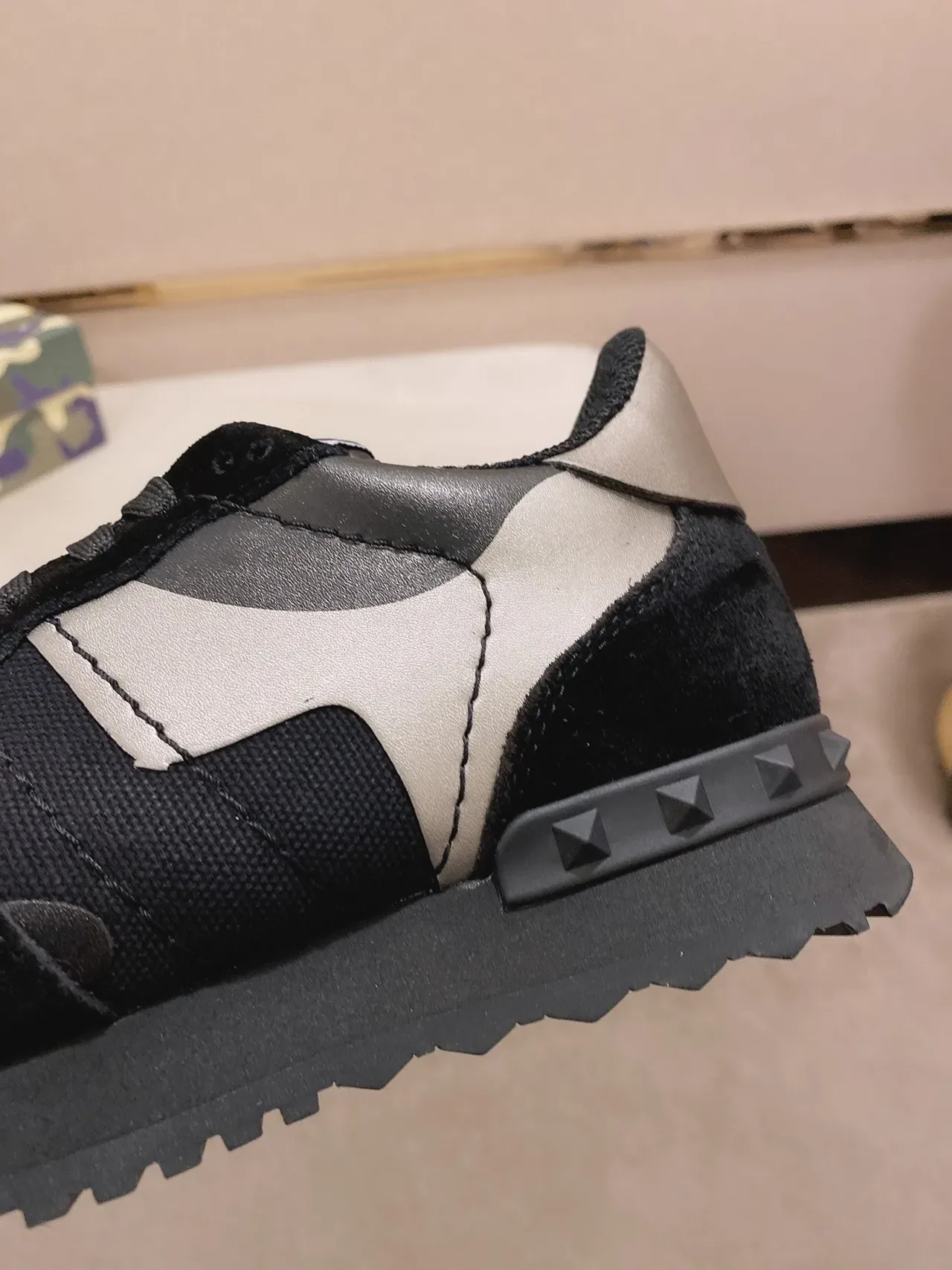 Valentino Rockstud Runner Tênis com Painéis Camo e Salto com Tachas Lifestyle 4