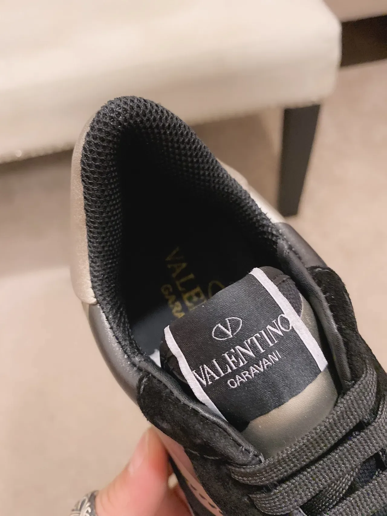 Valentino Rockstud Runner Tênis com Painéis Camo e Salto com Tachas Lifestyle 5