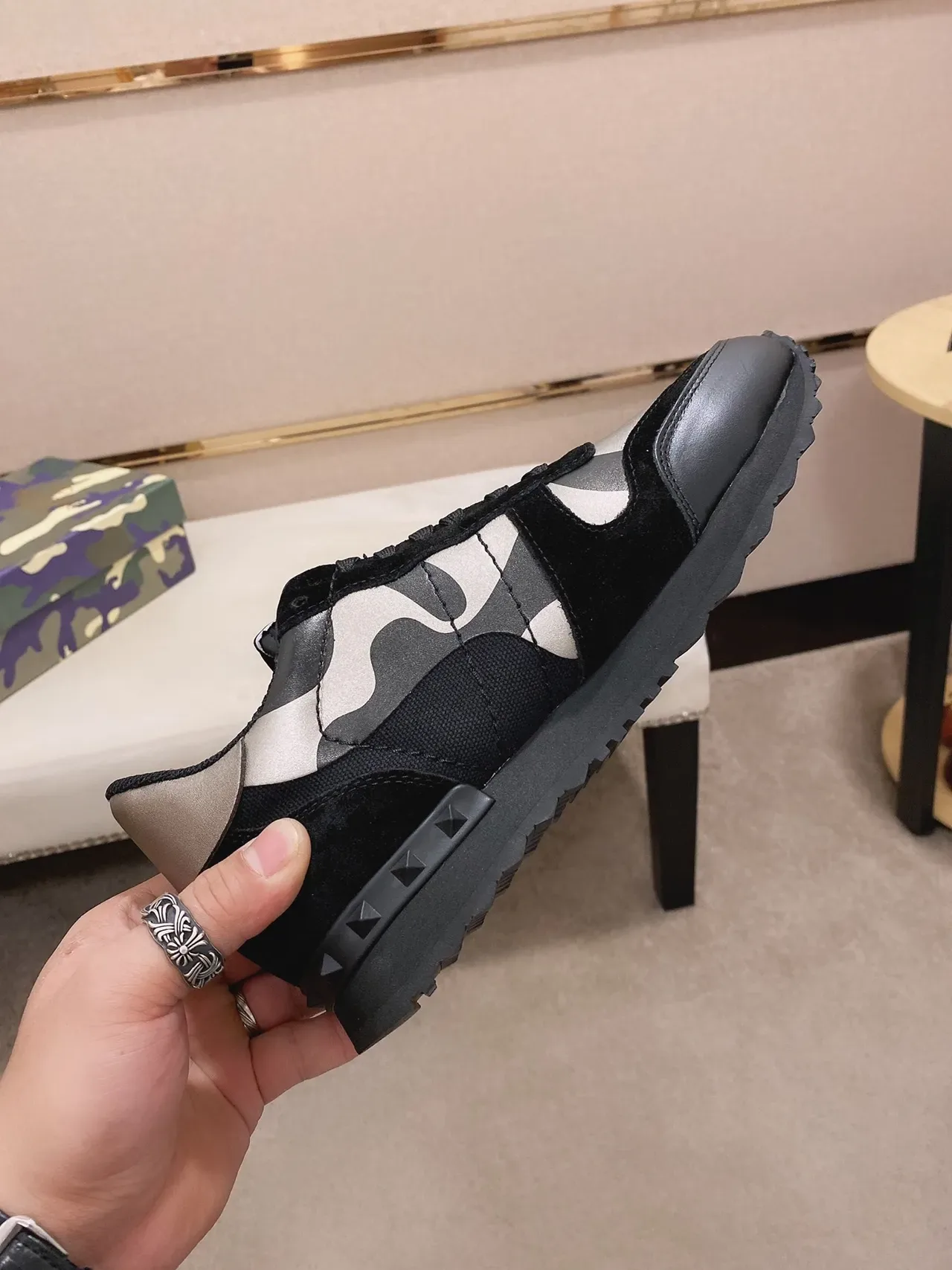 Valentino Rockstud Runner Tênis com Painéis Camo e Salto com Tachas Lifestyle 6