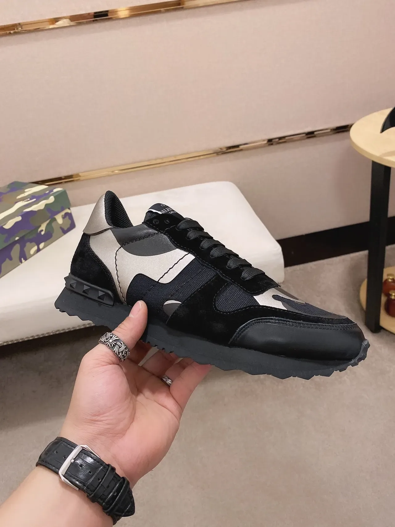 Valentino Rockstud Runner Tênis com Painéis Camo e Salto com Tachas Lifestyle 7