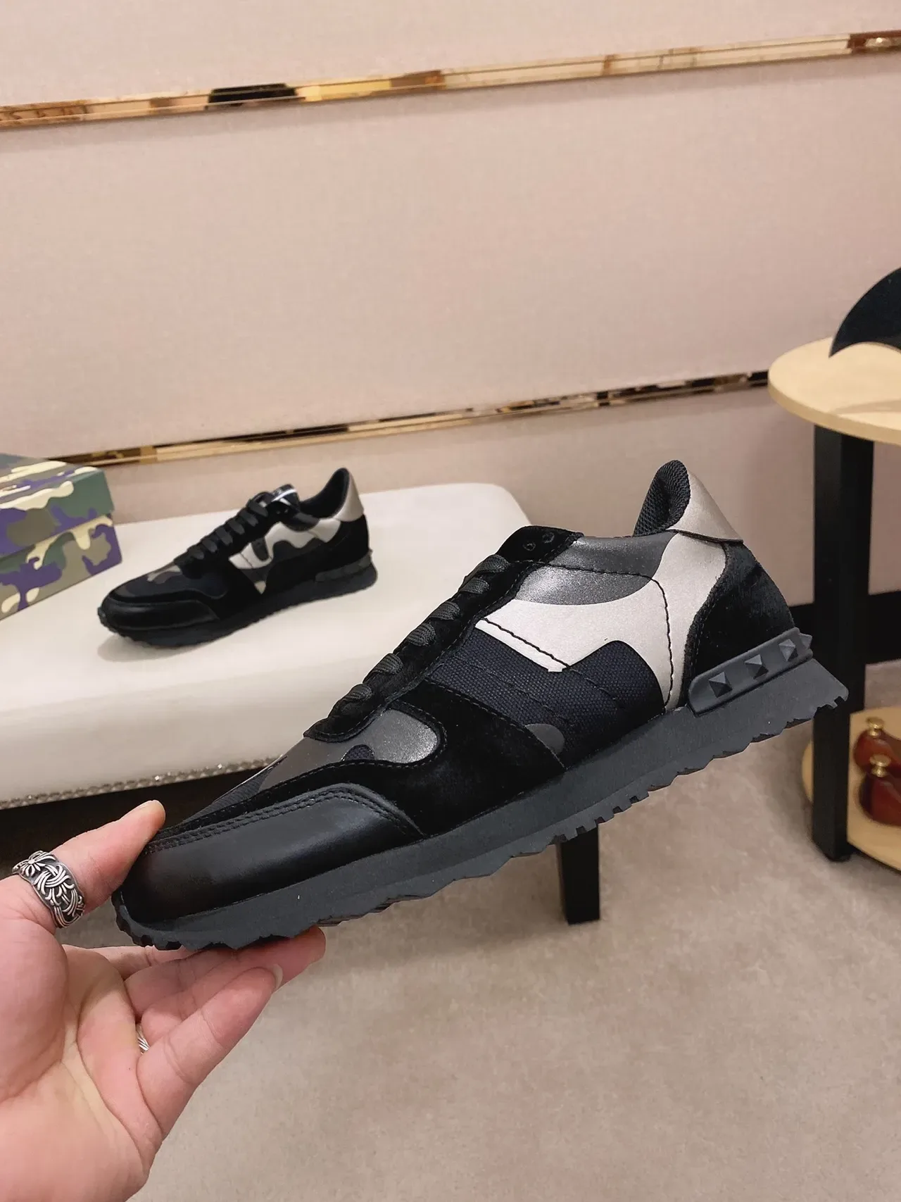 Valentino Rockstud Runner Tênis com Painéis Camo e Salto com Tachas Lifestyle 8