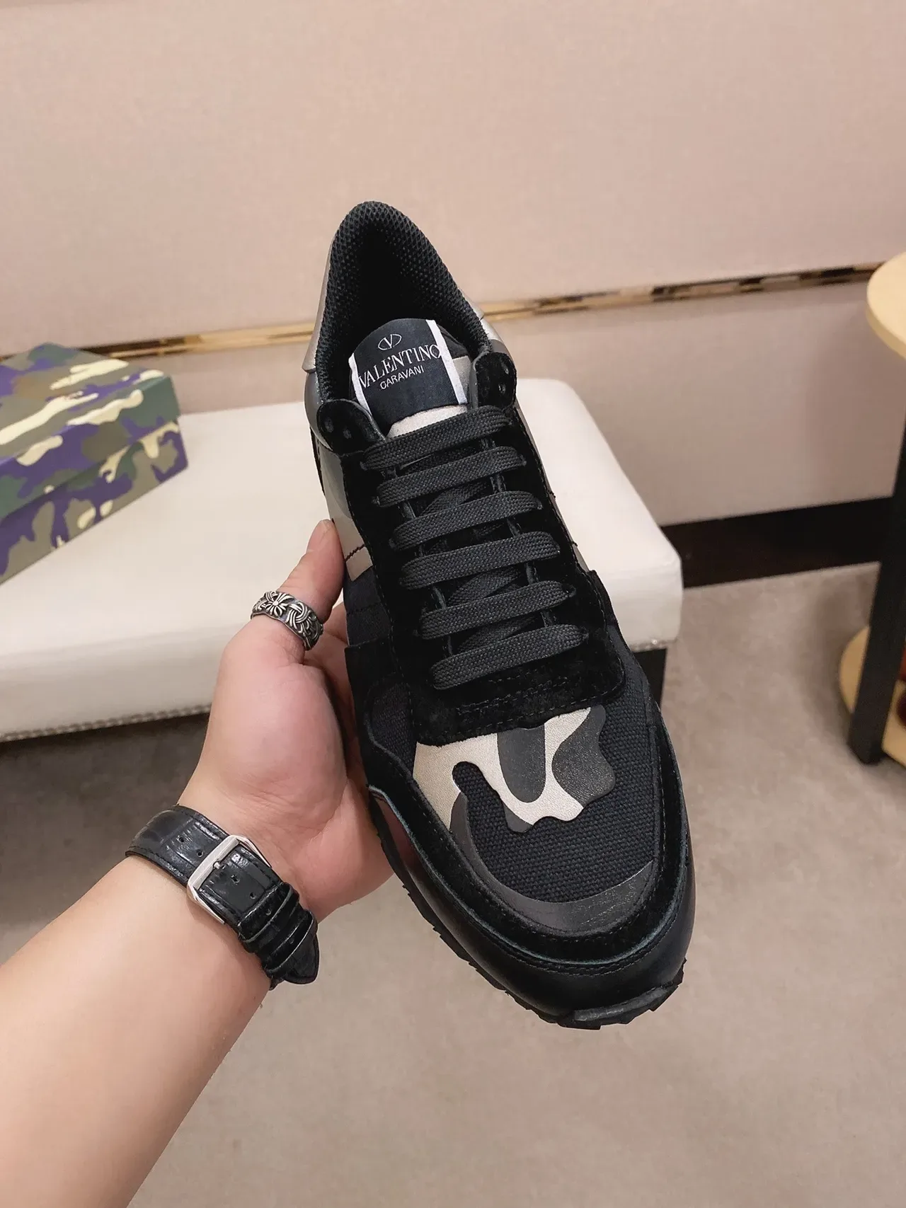 Valentino Rockstud Runner Tênis com Painéis Camo e Salto com Tachas Lifestyle 9