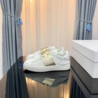 Valentino Rockstud Zapatillas Lifestyle Correa Metálica Blanca y Dorada