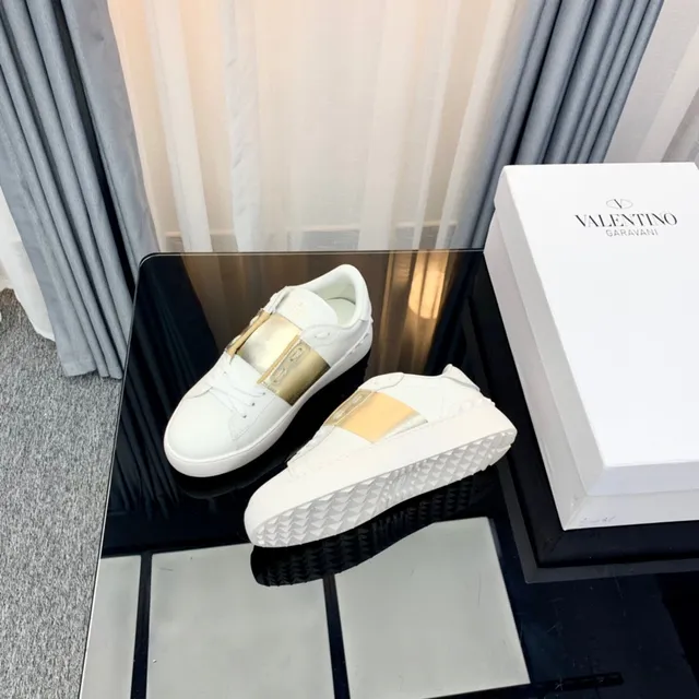 Valentino Rockstud Tênis Lifestyle Tira Metálica Branca e Dourada 2