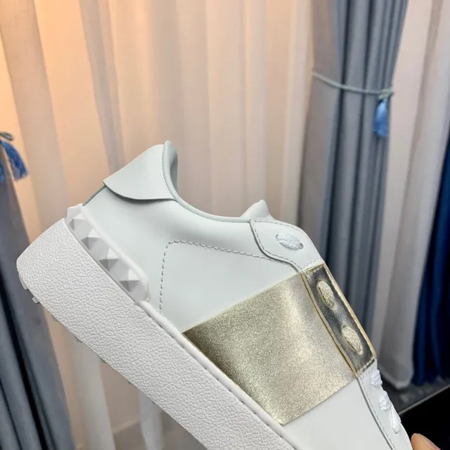 Valentino Rockstud Tênis Lifestyle Tira Metálica Branca e Dourada 3