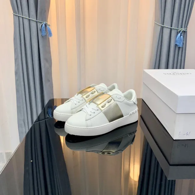 Valentino Rockstud Tênis Lifestyle Tira Metálica Branca e Dourada 4