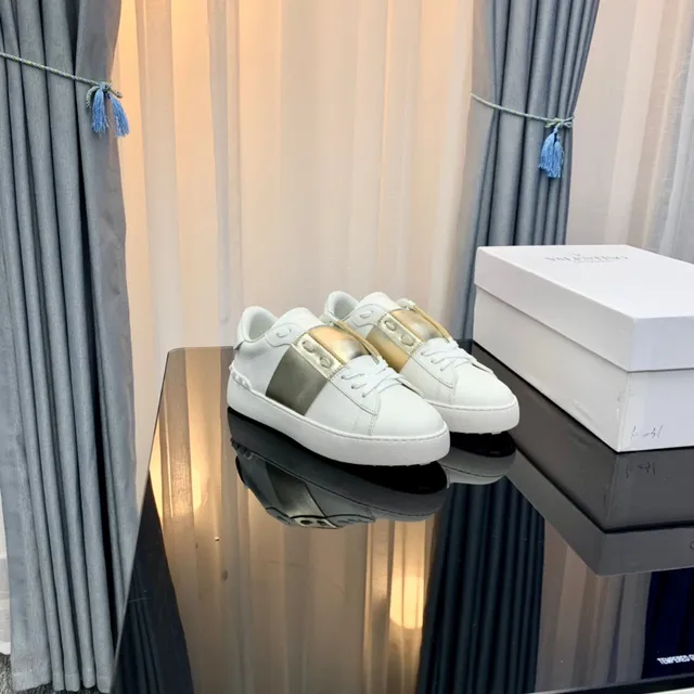Valentino Rockstud Tênis Lifestyle Tira Metálica Branca e Dourada 5