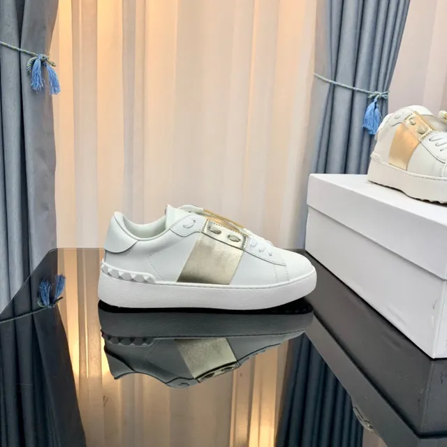 Valentino Rockstud Tênis Lifestyle Tira Metálica Branca e Dourada 6