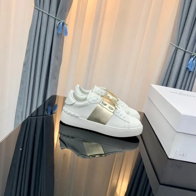 Valentino Rockstud Tênis Lifestyle Tira Metálica Branca e Dourada 7