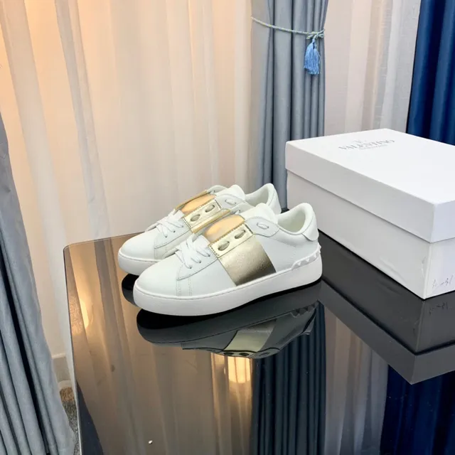 Valentino Rockstud Tênis Lifestyle Tira Metálica Branca e Dourada 8
